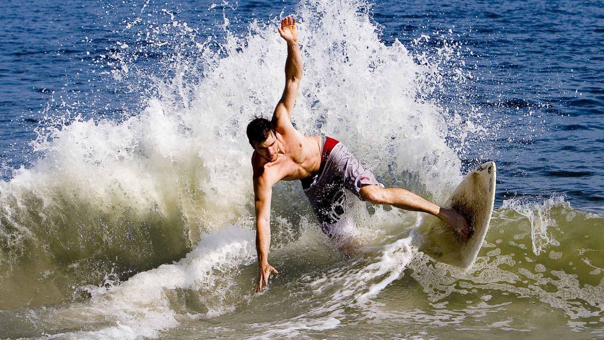 欧冠八强：米兰与那不勒斯“意甲内战” 两回合合计仅进三球